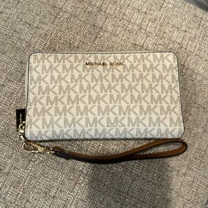Michael Kors Wallet Wristlet Excellent New condition DISCOUNTED SHIPPING